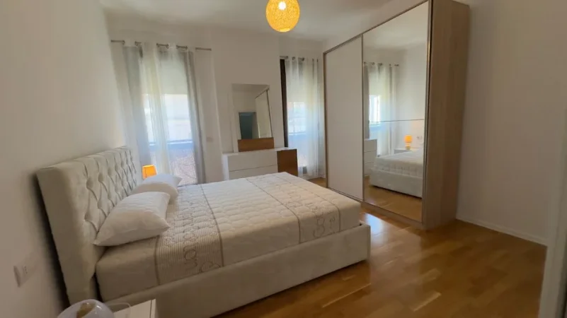 Tirane, jepet me qera apartament 2+1+2 +Post Parkimi, Kati 2, 123 m² 1.300 € (Rruga e Barrikadave)