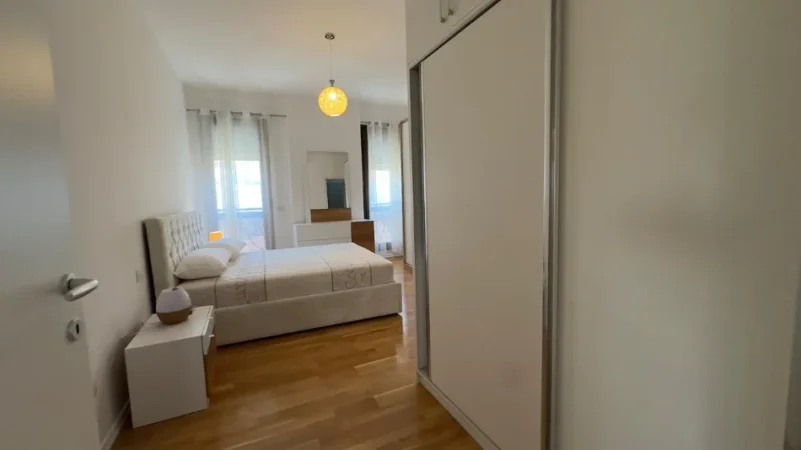 Tirane, jepet me qera apartament 2+1+2 +Post Parkimi, Kati 2, 123 m² 1.300 € (Rruga e Barrikadave)