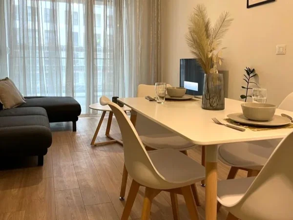 Tirane, jepet me qera apartament 1+1+Ballkon Kati 3, 70 m² 700 € 