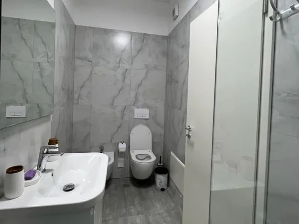Tirane, jepet me qera apartament 1+1+Ballkon Kati 3, 70 m² 700 € 