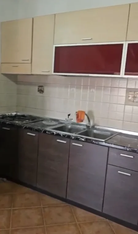 Tirane, jepet me qera apartament 1+1 Kati 1, 80 m² 400 € (SIRI KODRA)