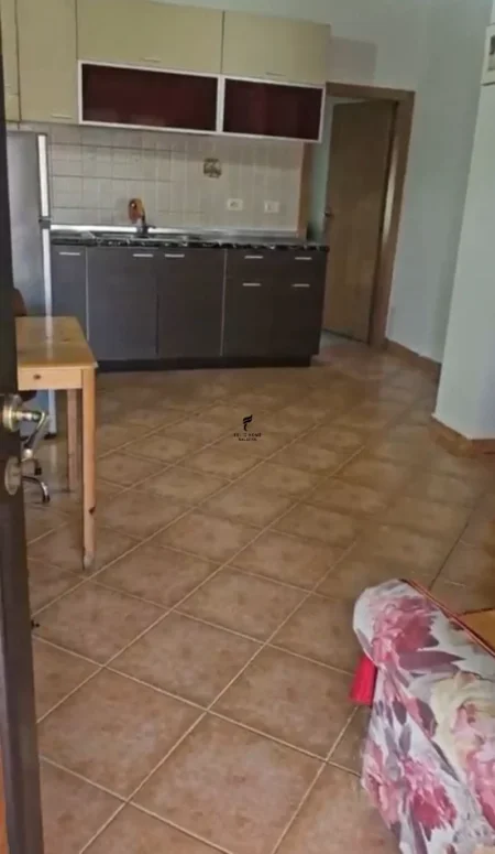 Tirane, jepet me qera apartament 1+1 Kati 1, 80 m² 400 € (SIRI KODRA)