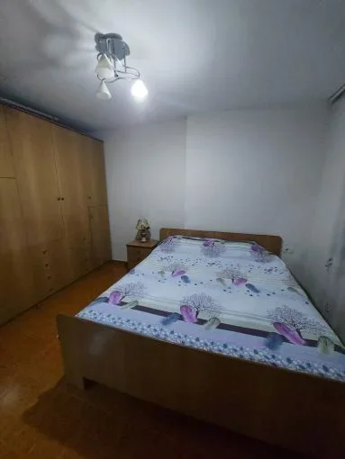 Tirane, jepet me qera apartament 2+1+Aneks+Ballkon Kati 4, 500 € (Xhamlliku , Oxhaku)