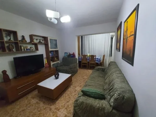 Tirane, jepet me qera apartament 2+1+Aneks+Ballkon Kati 4, 500 € (spitali qsut)