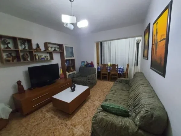 Tirane, jepet me qera apartament 2+1+Aneks+Ballkon Kati 4, 500 € (rruga e dibres)