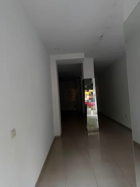 Tirane, jepet me qera dyqan Kati 0, 51 m² 800 € (KOMUNA E PARISIT)