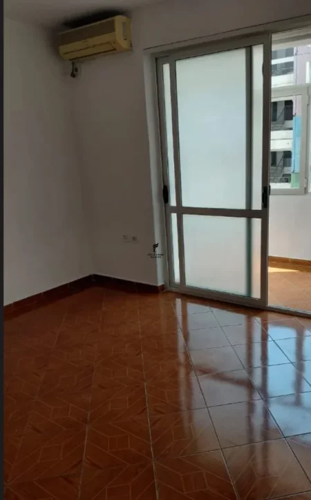 Tirane, jepet me qera zyre Kati 3, 70 m² 500 € (PALLATI ME SHIGJETA)