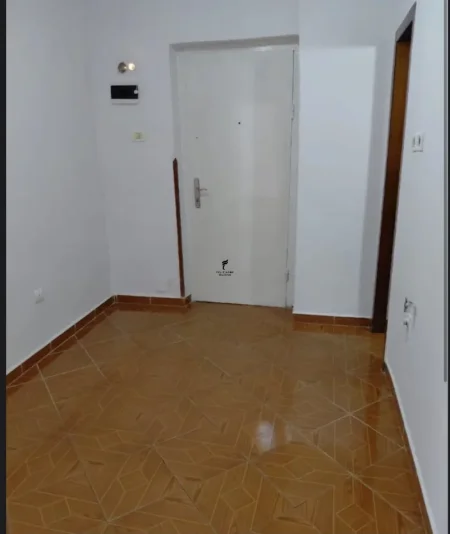 Tirane, jepet me qera apartament 2+1 Kati 3, 70 m² 500 € (PALLATI ME SHIGJETA)