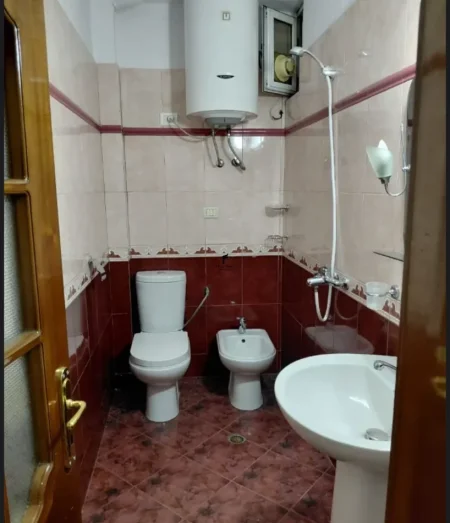 Tirane, jepet me qera apartament 2+1 Kati 3, 70 m² 500 € (PALLATI ME SHIGJETA)