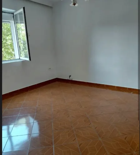Tirane, jepet me qera apartament 2+1 Kati 3, 70 m² 500 € (PALLATI ME SHIGJETA)