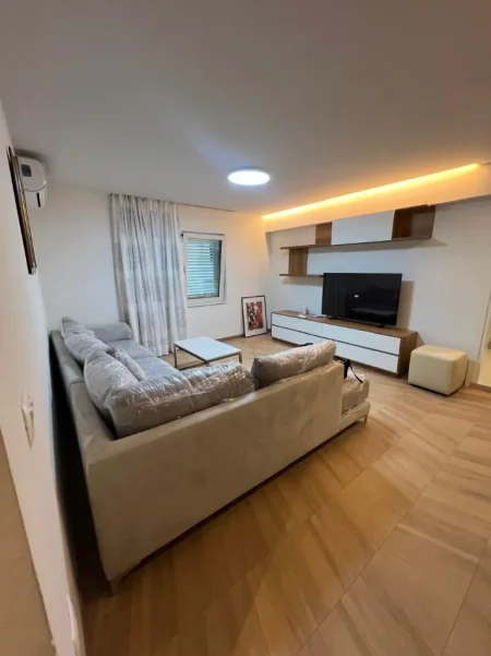 Tirane, jepet me qera apartament 1+1+Aneks+Ballkon Kati 2, 70 m² 650 € (ish blloku)