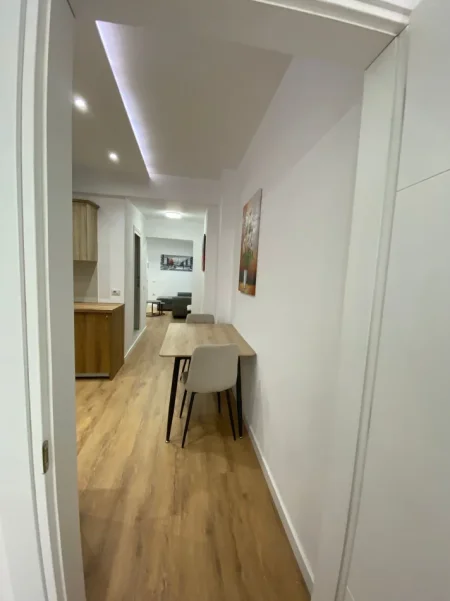 Tirane, jepet me qera apartament 1+1 Kati 5, (myslym shyri)