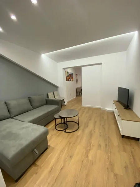 Tirane, jepet me qera apartament 1+1 Kati 5, (myslym shyri)