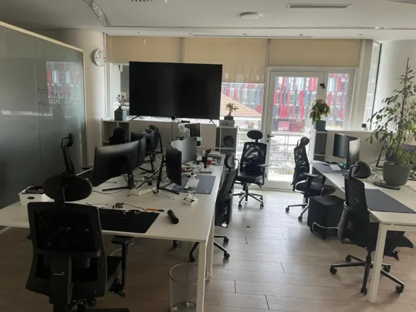 Tirane, jepet me qera zyre Kati 2, 300 m² 7.000 € (STADIUMI ARENA)