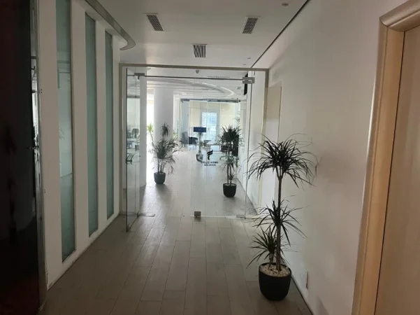 Tirane, jepet me qera zyre Kati 2, 300 m² 7.000 € (STADIUMI ARENA)