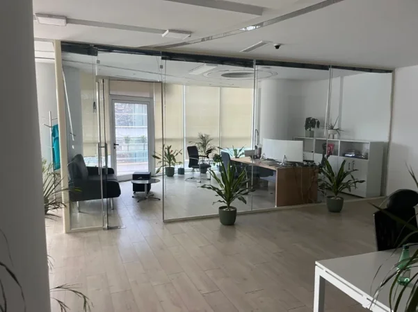 Tirane, jepet me qera zyre Kati 2, 300 m² 7.000 € (STADIUMI ARENA)