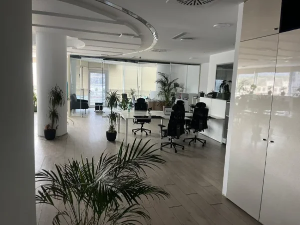 Tirane, jepet me qera zyre Kati 2, 300 m² 7.000 € (STADIUMI ARENA)