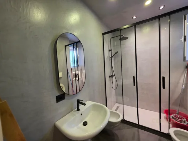 Tirane, jepet me qera apartament 2+1+Ballkon Kati 4, 110 m² 1.200 € (parlamneti ura e tabakeve)