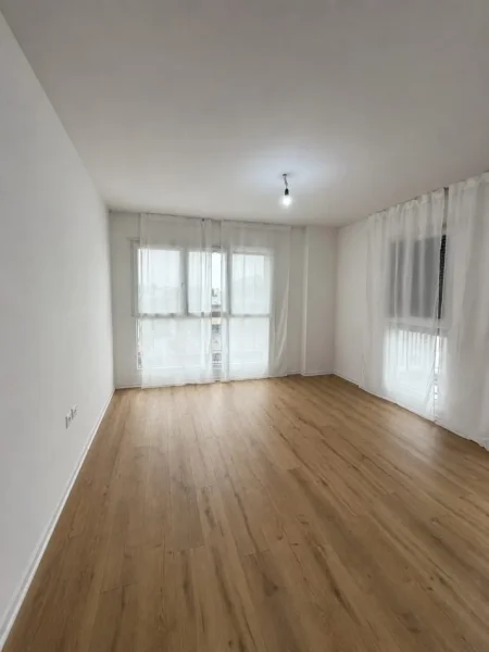 Tirane, jepet me qera ambjent biznesi Kati 2, 98 m² 570 € (Rruga Don Bosko)