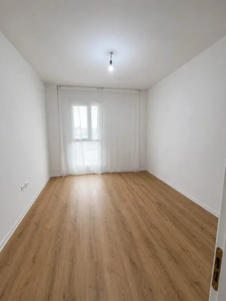 Tirane, jepet me qera ambjent biznesi Kati 2, 98 m² 570 € (Rruga Don Bosko)
