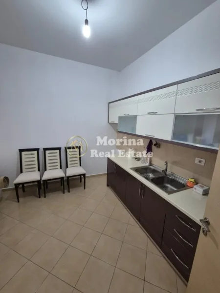 Tirane, jepet me qera ambjent biznesi Kati 2, 60 m² 450 € (Yzberisht)
