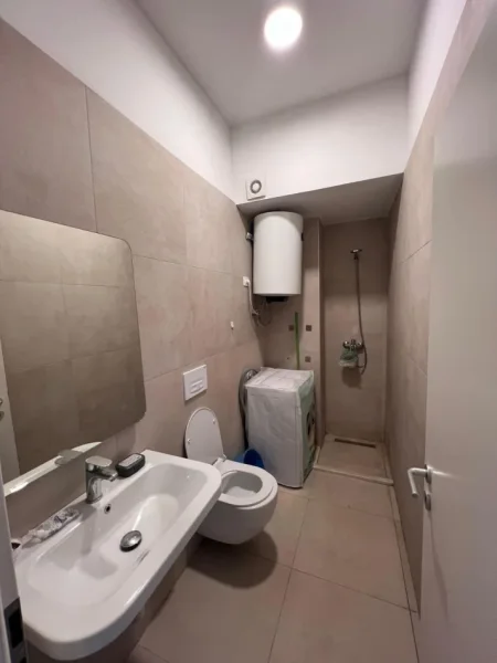 Tirane, jepet me qera apartament 1+1 Kati 1, 33 m² 400 € (Ali Demi)