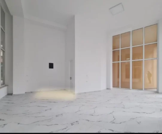 Tirane, jepet me qera ambjent biznesi Kati 1, 50 m² 750 € (Bulervardi Zhan D’Ark)