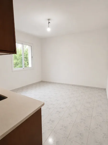 Tirane, shes shtepi 3+1+Ballkon , 95.000 € (Enver begeja)
