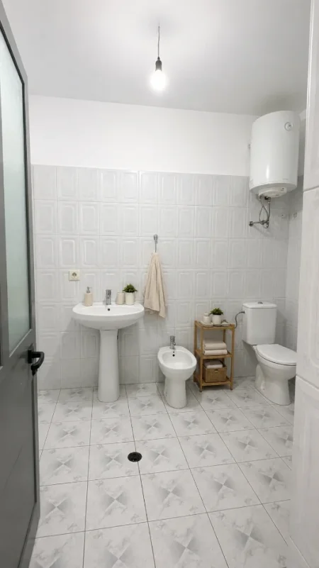 Tirane, shes shtepi 3+1+Ballkon , 95.000 € (Enver begeja)
