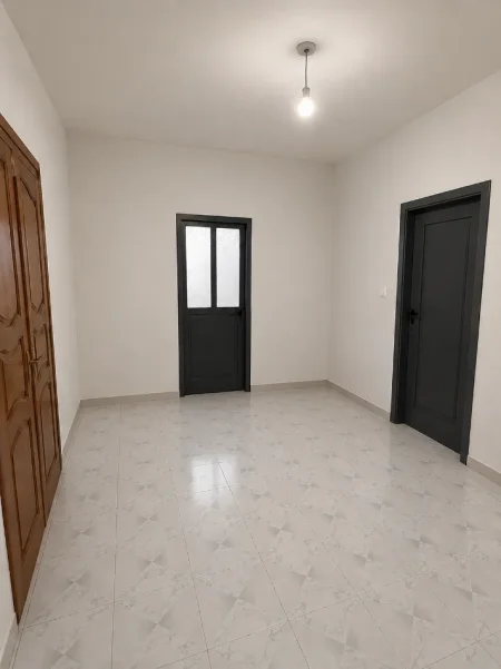 Tirane, shes shtepi 3+1+Ballkon , 95.000 € (Enver begeja)