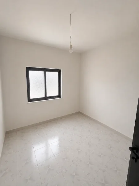 Tirane, shes shtepi 3+1+Ballkon , 95.000 € (Enver begeja)