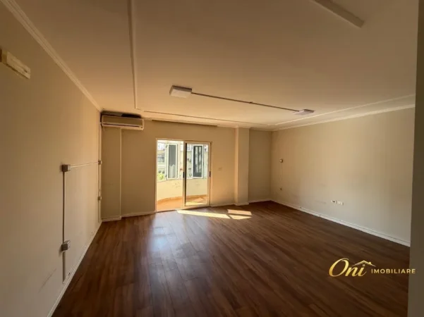 Tirane, jepet me qera zyre Kati 5, 180 m² 1.600 € (SHESHI WILLSON)