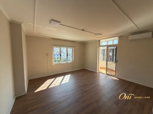 Tirane, jepet me qera zyre Kati 5, 180 m² 1.600 € (SHESHI WILLSON)