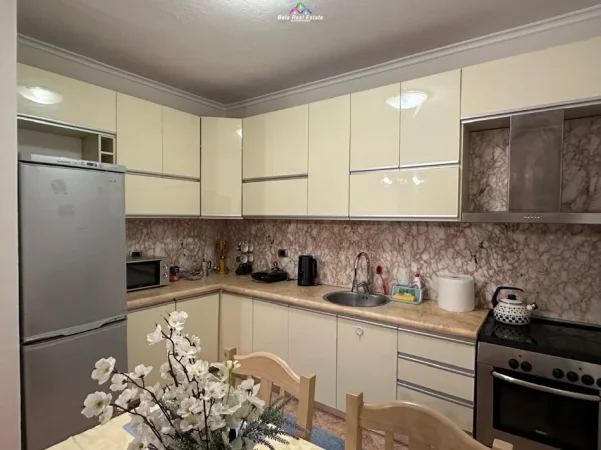 Tirane, jap me qera apartament 3+1 Kati 2, 120 m² 830 € (Rruga e Elbasait, prane Shkolles se Baletit)