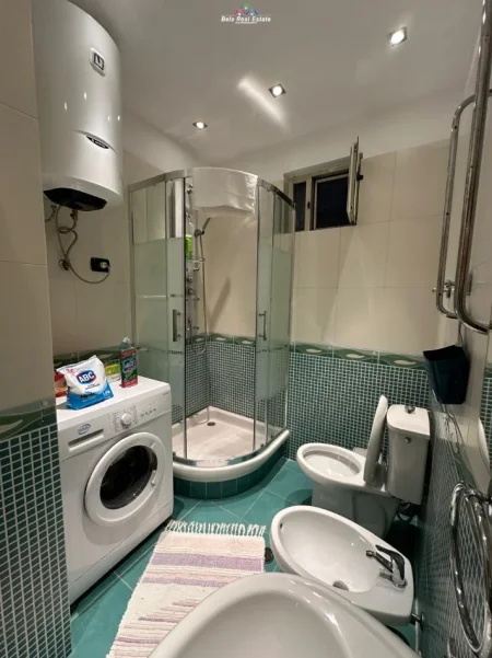 Tirane, jap me qera apartament 3+1 Kati 2, 120 m² 830 € (Rruga e Elbasait, prane Shkolles se Baletit)