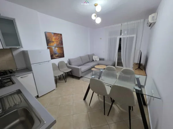Tirane, jepet me qera apartament 1+1 Kati 4, 65 m² 650 € (Ish Ekspozita, prane Grepi i Arte)