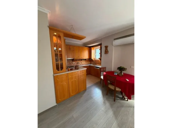Tirane, jepet me qera apartament 2+1+Ballkon Kati 4, 88 m² 650 € (rruga e barrikadave)