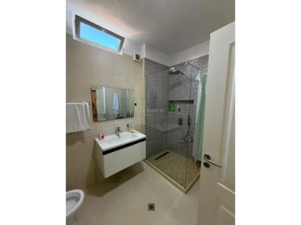 Tirane, jepet me qera apartament 2+1+Ballkon Kati 4, 88 m² 650 € (rruga e barrikadave)