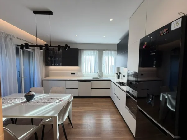 Tirane, jepet me qera apartament 3+1 Kati 3, (5 MAJI)