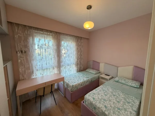Tirane, jepet me qera apartament 3+1 Kati 3, (5 MAJI)
