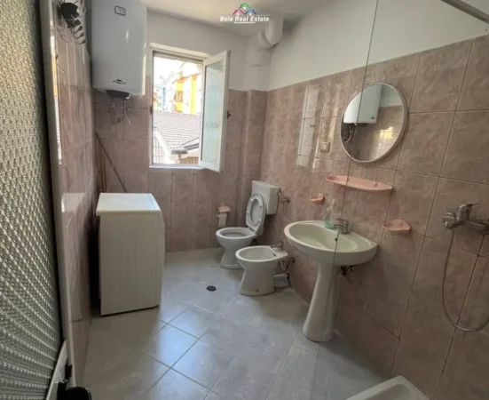 Tirane, jepet me qera apartament 2+1 , 68 m² 680 € (myslym shyri)
