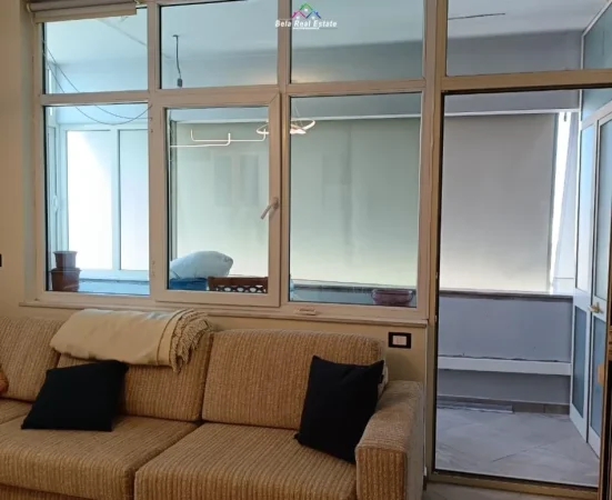 Tirane, jepet me qera apartament 1+1+Ballkon Kati 4, 70 m² 530 € (prane Intesa San Paolo Bank)