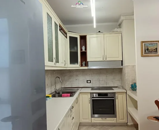 Tirane, jepet me qera apartament 1+1+Ballkon Kati 4, 70 m² 530 € (prane Intesa San Paolo Bank)
