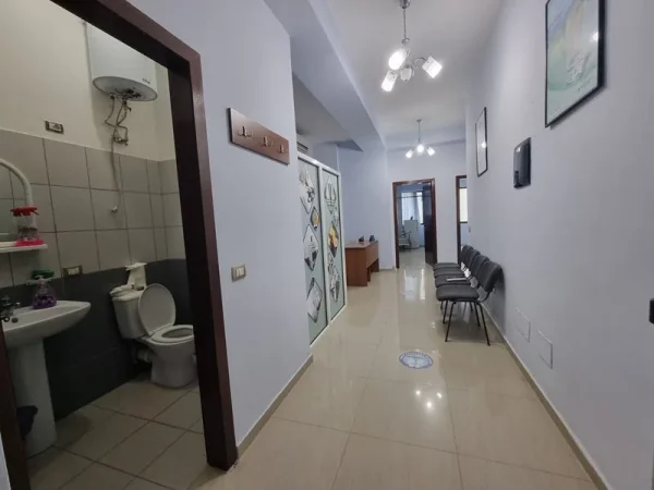 Shitet ambient biznesi në Lezhë 105 m²