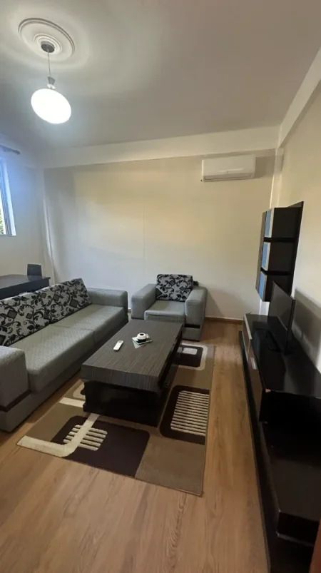 Tirane, jepet me qera shtepi 1+1 Kati 1, 60 m² 35.000 Lek