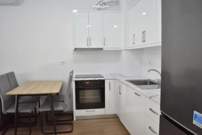 Tirane, jepet me qera apartament 1+1+Ballkon Kati 5, 60 m² 475 € (ali demi)