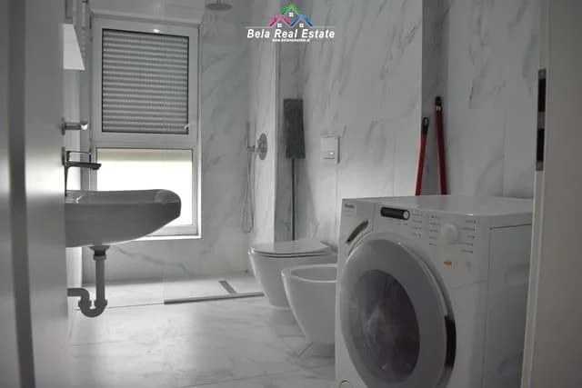 Tirane, jepet me qera apartament 1+1+Ballkon Kati 5, 60 m² 475 € (ali demi)