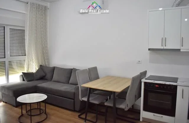 Tirane, jepet me qera apartament 1+1+Ballkon Kati 5, 60 m² 475 € (ali demi)