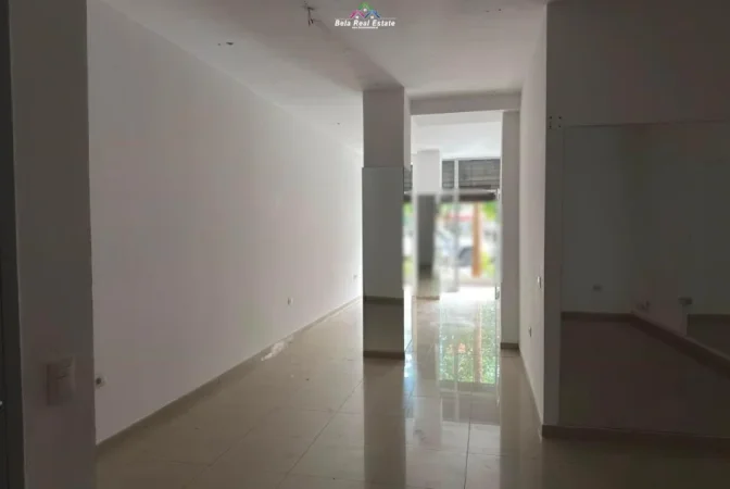 Tirane, jepet me qera dyqan Kati 0, 51 m² 830 € (prane kristalit)