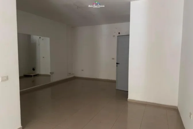 Tirane, jepet me qera dyqan Kati 0, 51 m² 830 € (prane kristalit)